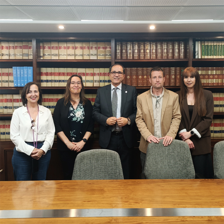  Consuelo Cuenca; Verónica Sanz; el rector de la UV, Juan Luis Gandía; Jaime Alcalá y Eva Escuder.